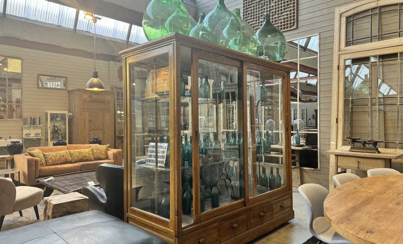 Display cabinets 15